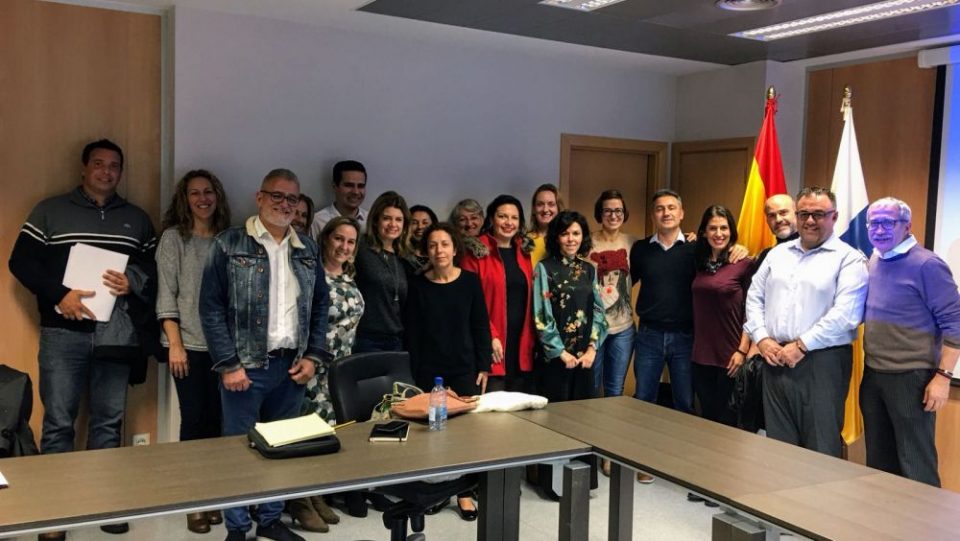 el-director-del-scs-conrado-dominguez-segundo-por-la-dcha-junto-a-los-asistentes-a-la-reunion_15_1000x564