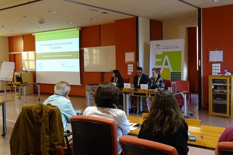 El Director General de Servicios Sociales, Francisco Vidal, acompañado de la coordinadora de Servicios Sociales Comunitarios, Soledad Jiménez y la directora gerente de la EASP, Blanca Fernández-Capel