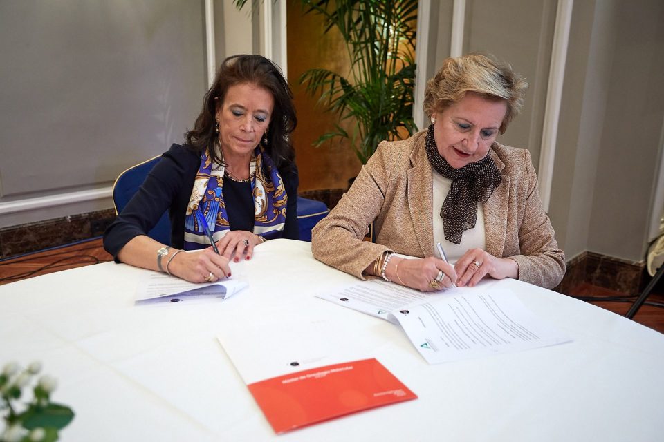 Firmando con el CEB para el MOM